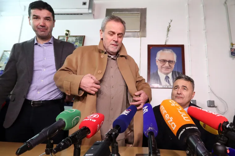 Bandić konferenciju za medije povodom zamjene automobila održao u garaži