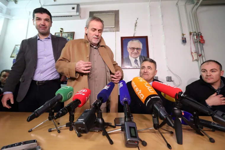 Bandić konferenciju za medije povodom zamjene automobila održao u garaži