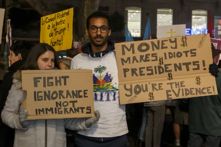 Kreativni i uvredljivi natpisi tisuća prosvjednika protiv dolaska Trumpa na Svjetski gospodarski forum