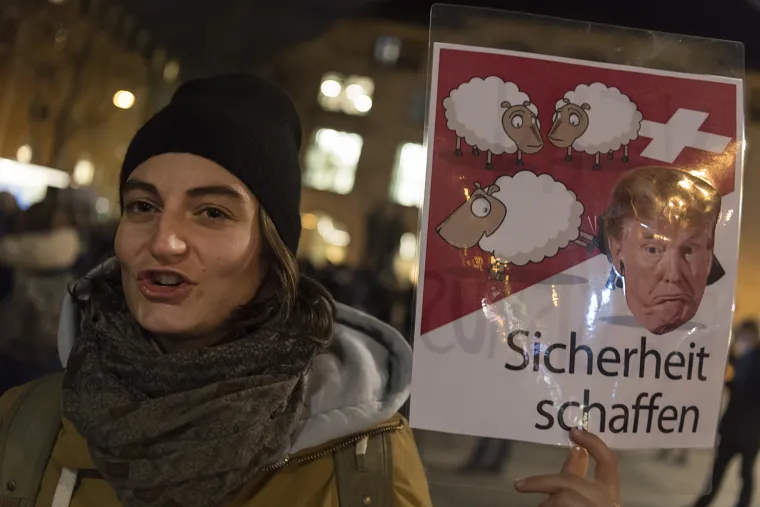 Kreativni i uvredljivi natpisi tisuća prosvjednika protiv dolaska Trumpa na Svjetski gospodarski forum