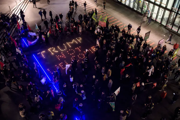 Kreativni i uvredljivi natpisi tisuća prosvjednika protiv dolaska Trumpa na Svjetski gospodarski forum