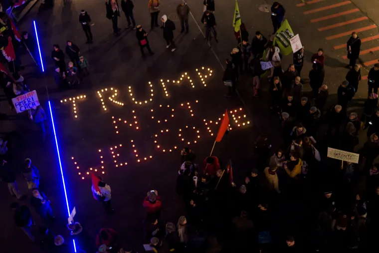 Kreativni i uvredljivi natpisi tisuća prosvjednika protiv dolaska Trumpa na Svjetski gospodarski forum