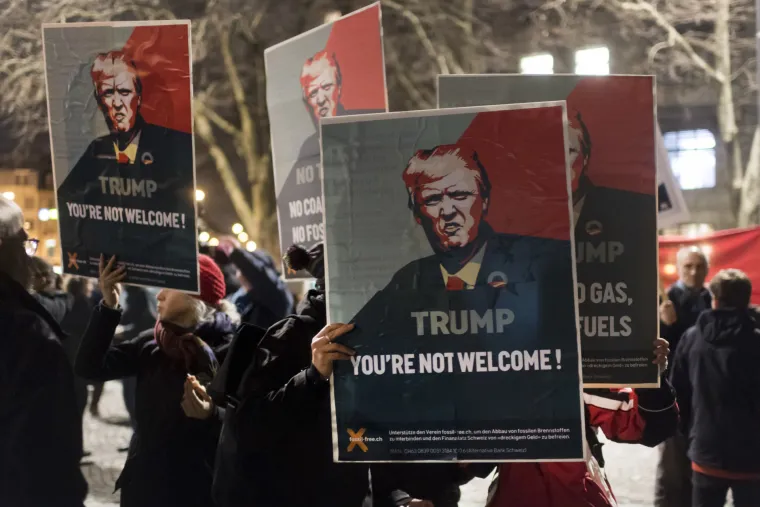 Kreativni i uvredljivi natpisi tisuća prosvjednika protiv dolaska Trumpa na Svjetski gospodarski forum