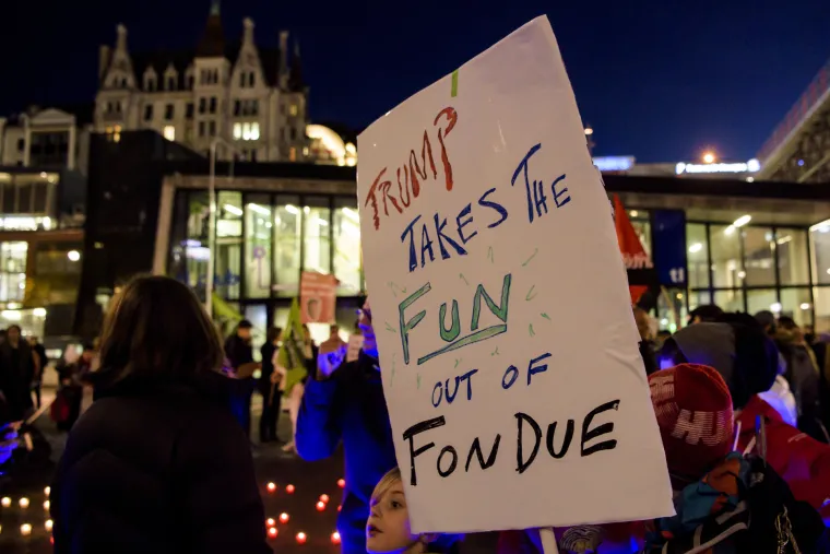 Kreativni i uvredljivi natpisi tisuća prosvjednika protiv dolaska Trumpa na Svjetski gospodarski forum