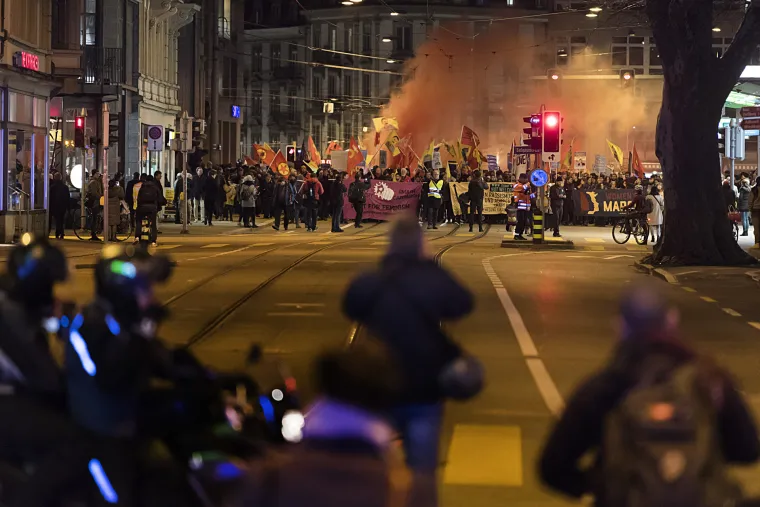 Kreativni i uvredljivi natpisi tisuća prosvjednika protiv dolaska Trumpa na Svjetski gospodarski forum