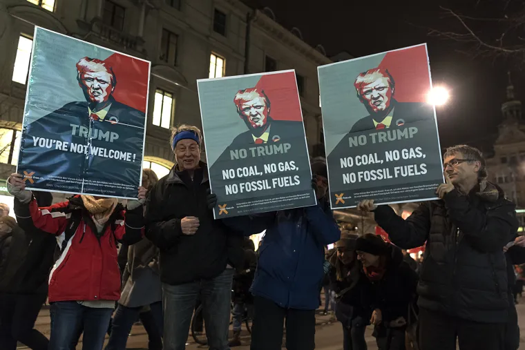 Kreativni i uvredljivi natpisi tisuća prosvjednika protiv dolaska Trumpa na Svjetski gospodarski forum