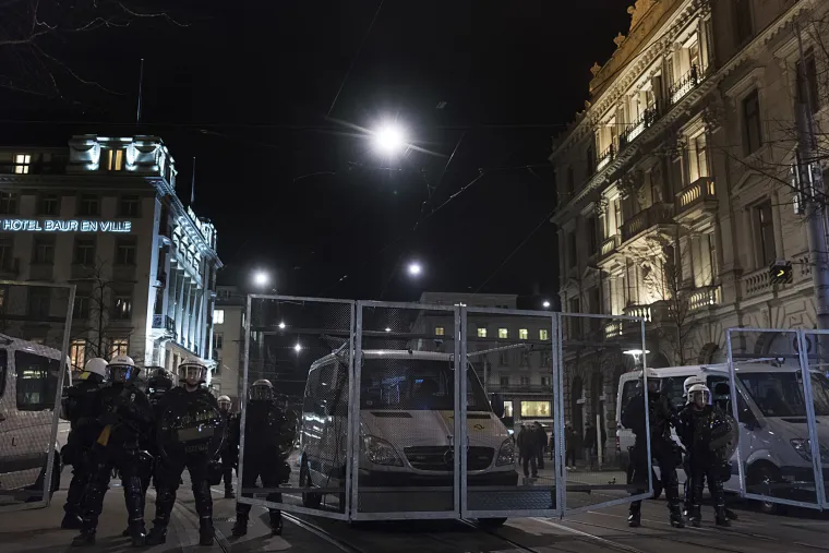 Kreativni i uvredljivi natpisi tisuća prosvjednika protiv dolaska Trumpa na Svjetski gospodarski forum