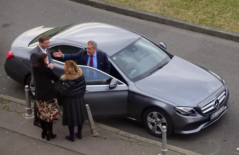 Gradonačelik Zagreba Milan Bandić dolazi službenim automobilom za kojeg se vjerovalo da je novokupljeni. No, iz Gradske uprave su to jučer demantirali navodeći kako je Bandić auto dobio na zamjenu dok je njegov službeni Audi A6 na servisu.