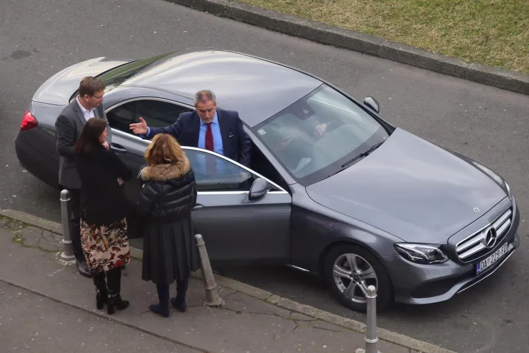 SKUPOCJENI MERCEDES ZA GRADONAČELNIKA METROPOLE: Pogledajte u kakvom se zamjenskom vozilu vozi Bandić