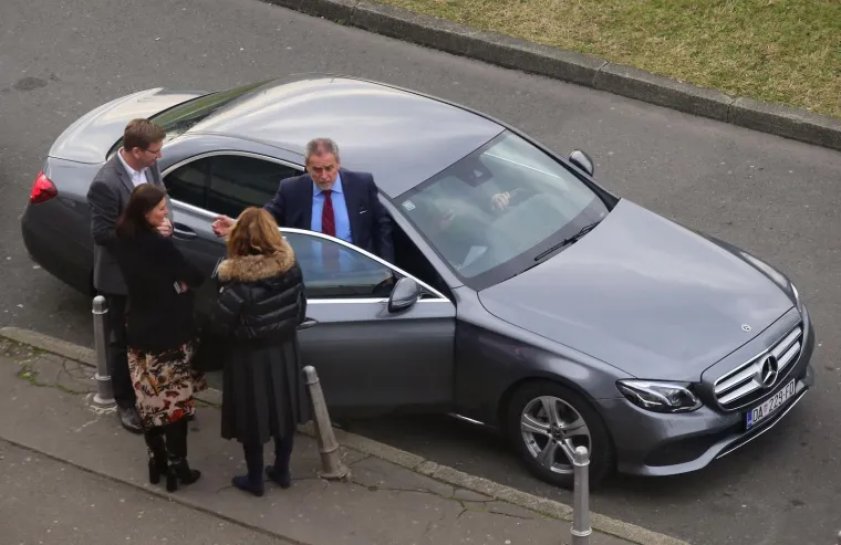 SKUPOCJENI MERCEDES ZA GRADONAČELNIKA METROPOLE: Pogledajte u kakvom se zamjenskom vozilu vozi Bandić