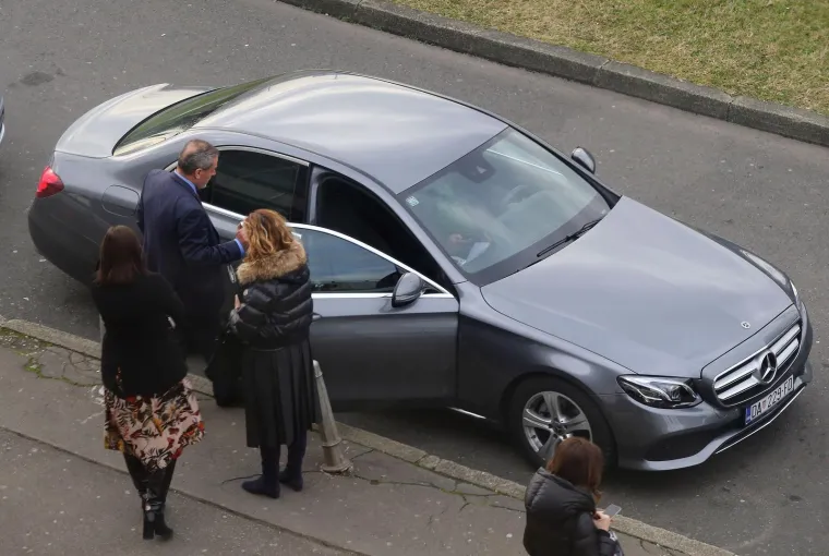 SKUPOCJENI MERCEDES ZA GRADONAČELNIKA METROPOLE: Pogledajte u kakvom se zamjenskom vozilu vozi Bandić