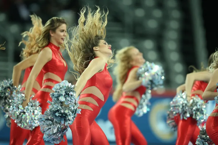 [FOTO] PLESAČICE UGRIJALE ATMOSFERU U ARENI: Seksi djevojke u crvenim kombinezonima hipnotizirale publiku
