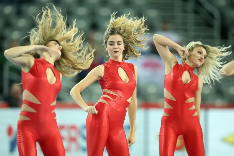 [FOTO] PLESAČICE UGRIJALE ATMOSFERU U ARENI: Seksi djevojke u crvenim kombinezonima hipnotizirale publiku