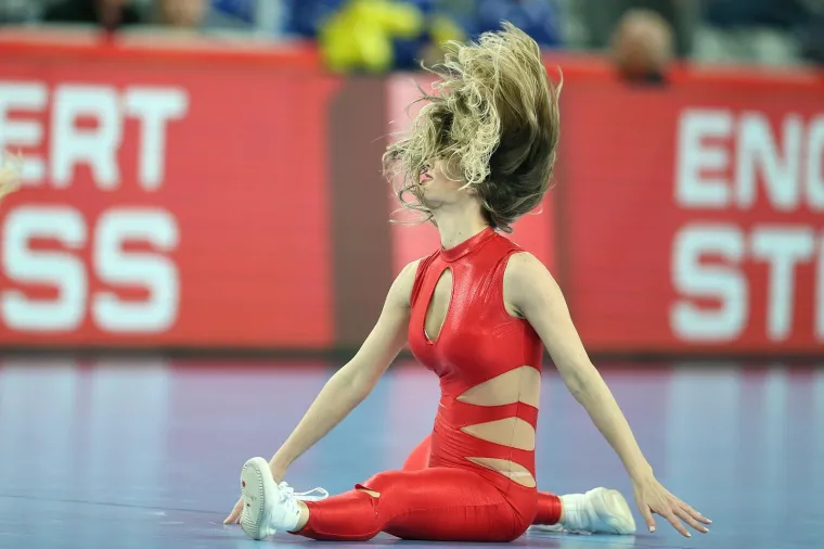 [FOTO] PLESAČICE UGRIJALE ATMOSFERU U ARENI: Seksi djevojke u crvenim kombinezonima hipnotizirale publiku