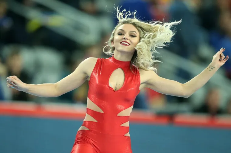 [FOTO] PLESAČICE UGRIJALE ATMOSFERU U ARENI: Seksi djevojke u crvenim kombinezonima hipnotizirale publiku