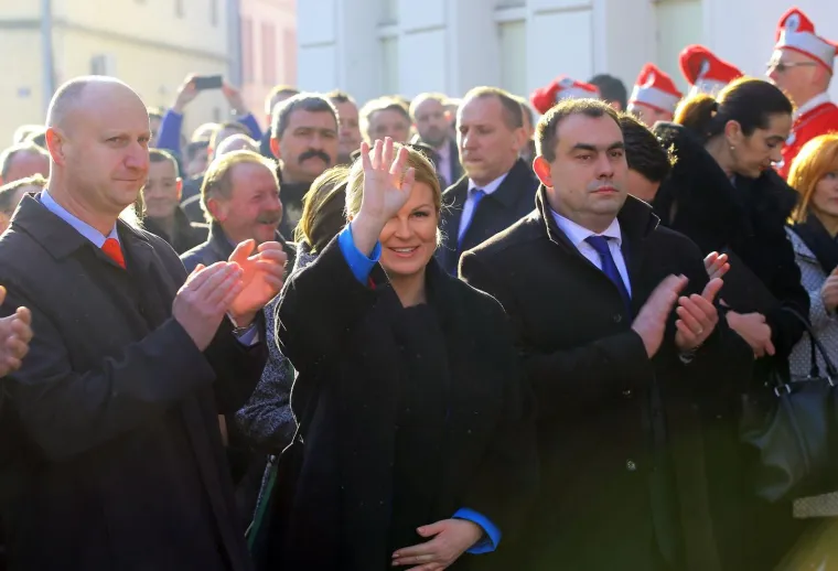 Predsjednicu su dočekali razdragani građani te gradonačelnik Zoran Gregurović i župan Zeljko Kolar
