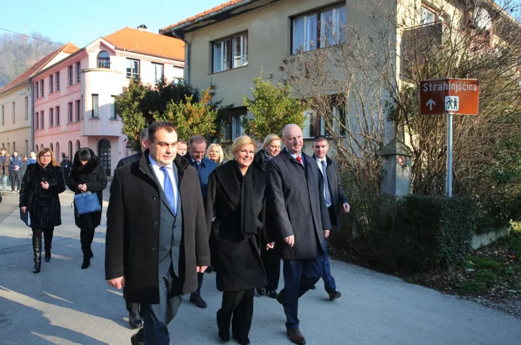 Predsjednica privremeno preselila svoj ured u Zagorje, pogledajte kako je dočekana