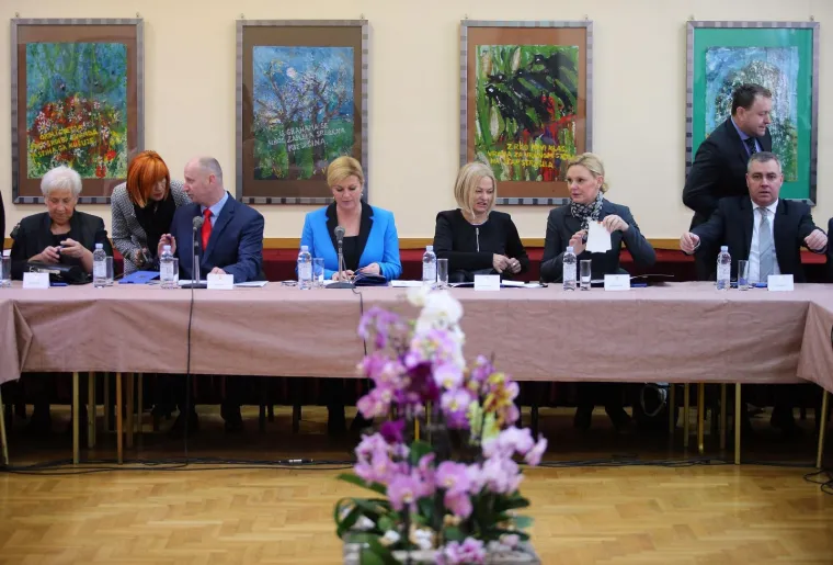 Predsjednica privremeno preselila svoj ured u Zagorje, pogledajte kako je dočekana