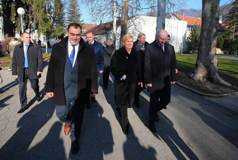 Predsjednica privremeno preselila svoj ured u Zagorje, pogledajte kako je dočekana