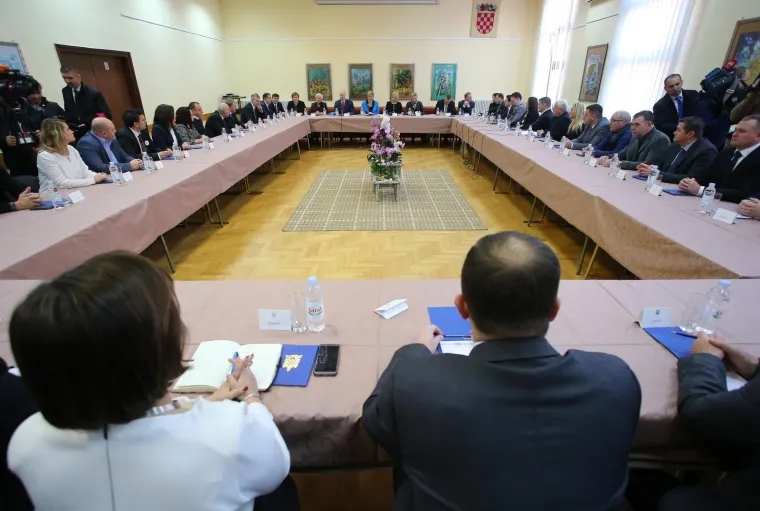 Predsjednica privremeno preselila svoj ured u Zagorje, pogledajte kako je dočekana