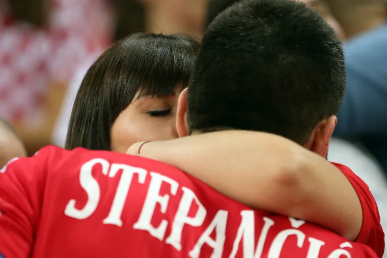 Neutje&scaron;ni rukometa&scaron;i nakon poraza pohitali u zagrljaje članova svoje obitelji