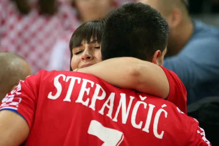 Neutje&scaron;ni rukometa&scaron;i nakon poraza pohitali u zagrljaje članova svoje obitelji