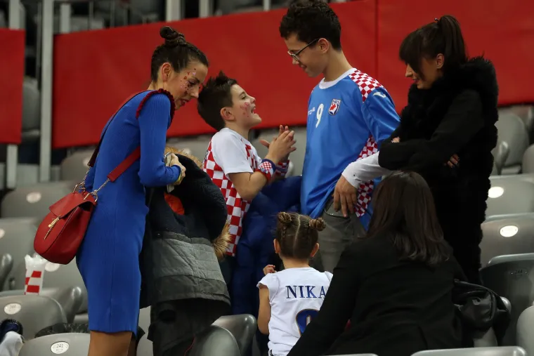 Neutje&scaron;ni rukometa&scaron;i nakon poraza pohitali u zagrljaje članova svoje obitelji