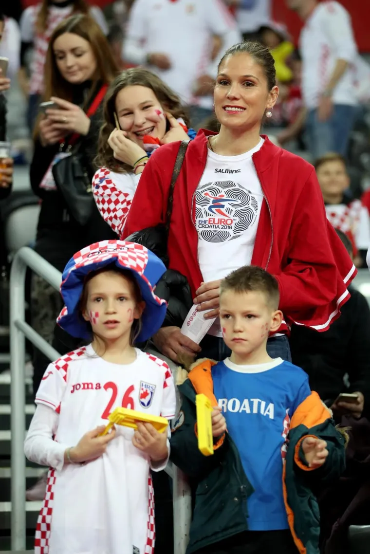 Navijači bodre rukometa&scaron;e u utakmici posljednjeg kola 2. kruga između Hrvatske i Francuske