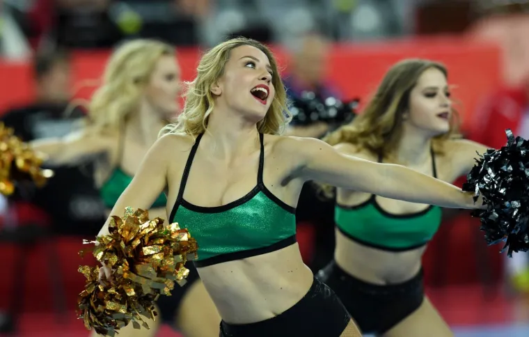 NISU RUKOMETAŠI JEDINI RAZLOG DOLASKA U DVORANU: Atraktivne plesačice zapalile atmosferu na Euru