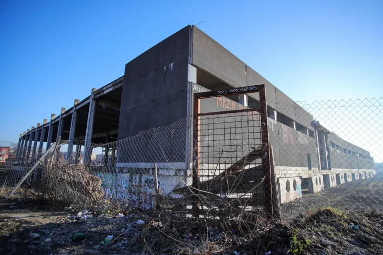 Gusta vegetacija koja je rasla oko neizgrađenog trgovačkog centra Leclerc je uklonjena pa se otvorio pogled na devastiranu i grafitima i&scaron;aranu unutra&scaron;njost centra