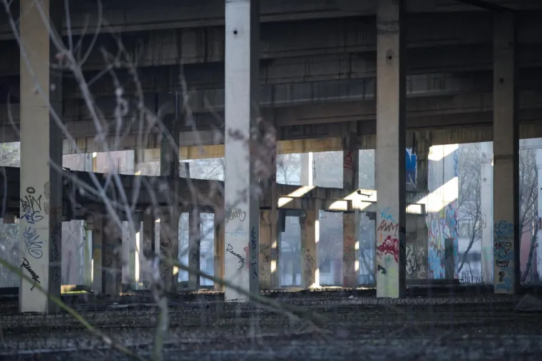 RUGLO NA KRAJU GRADA: Derutna zgrada u koju je trebao doći francuski trgovački div i dalje propada