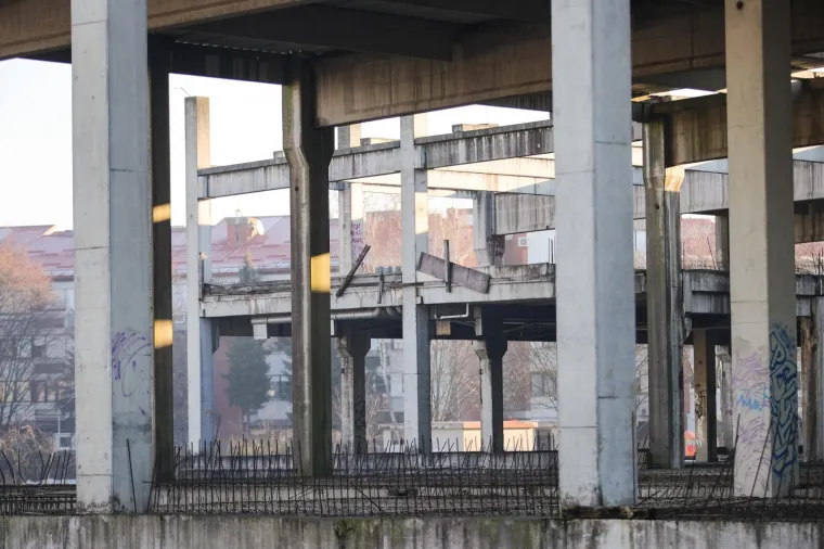 RUGLO NA KRAJU GRADA: Derutna zgrada u koju je trebao doći francuski trgovački div i dalje propada