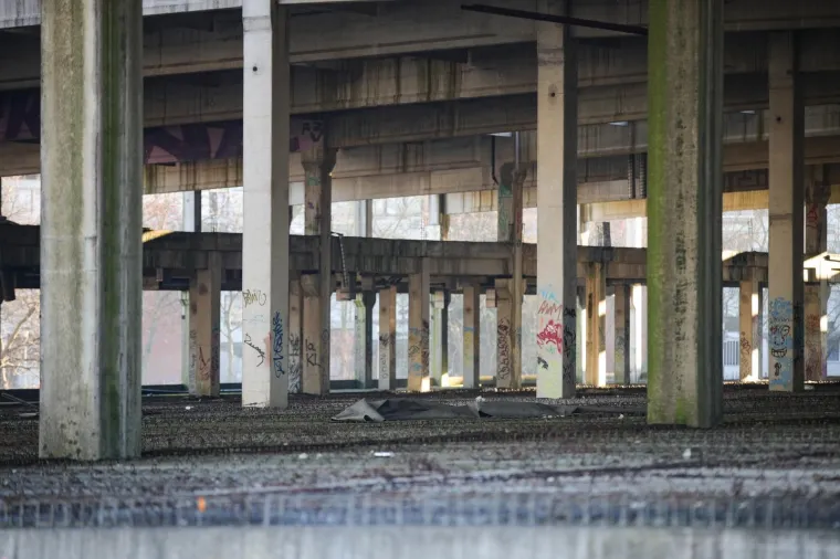RUGLO NA KRAJU GRADA: Derutna zgrada u koju je trebao doći francuski trgovački div i dalje propada