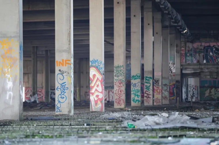 RUGLO NA KRAJU GRADA: Derutna zgrada u koju je trebao doći francuski trgovački div i dalje propada