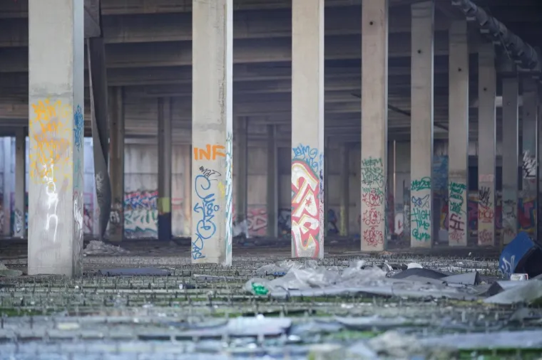 RUGLO NA KRAJU GRADA: Derutna zgrada u koju je trebao doći francuski trgovački div i dalje propada