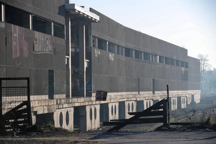 RUGLO NA KRAJU GRADA: Derutna zgrada u koju je trebao doći francuski trgovački div i dalje propada