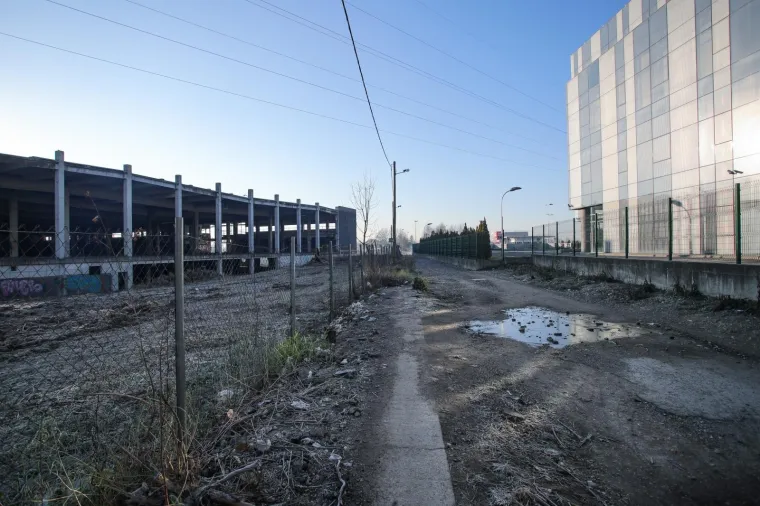 RUGLO NA KRAJU GRADA: Derutna zgrada u koju je trebao doći francuski trgovački div i dalje propada