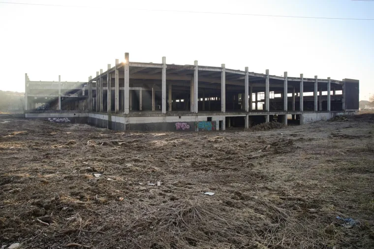 RUGLO NA KRAJU GRADA: Derutna zgrada u koju je trebao doći francuski trgovački div i dalje propada