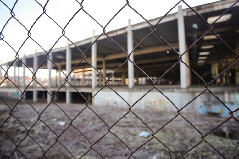 RUGLO NA KRAJU GRADA: Derutna zgrada u koju je trebao doći francuski trgovački div i dalje propada