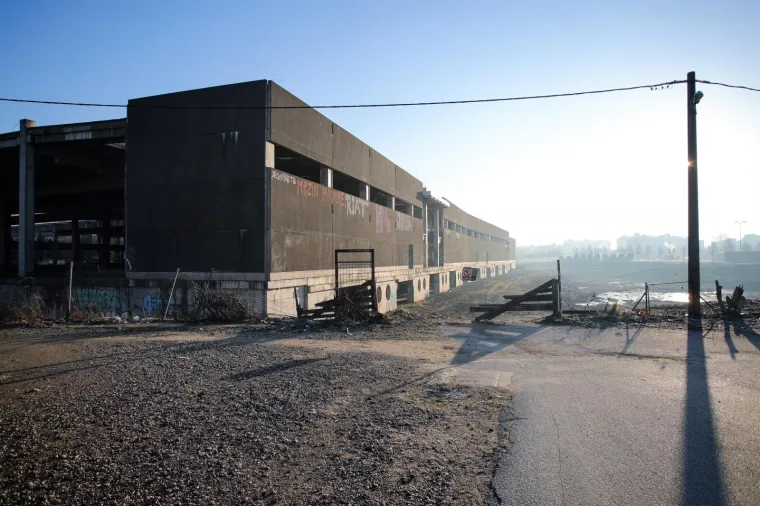 Derutna zgrada napu&scaron;tenog i nikad do kraja izgrađenog trgovačkog centra Leclerc koja je trebala biti useljena jo&scaron; 2001. godine i dalje propada