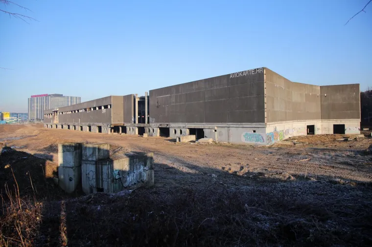 RUGLO NA KRAJU GRADA: Derutna zgrada u koju je trebao doći francuski trgovački div i dalje propada