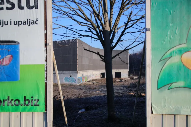 RUGLO NA KRAJU GRADA: Derutna zgrada u koju je trebao doći francuski trgovački div i dalje propada