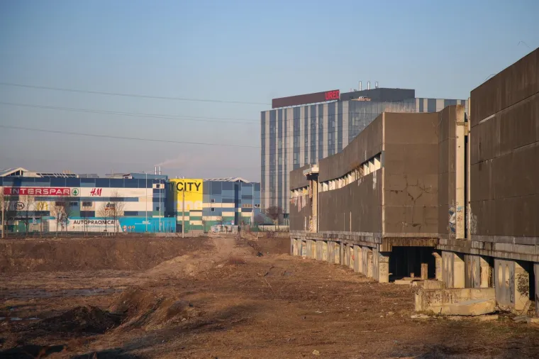 RUGLO NA KRAJU GRADA: Derutna zgrada u koju je trebao doći francuski trgovački div i dalje propada