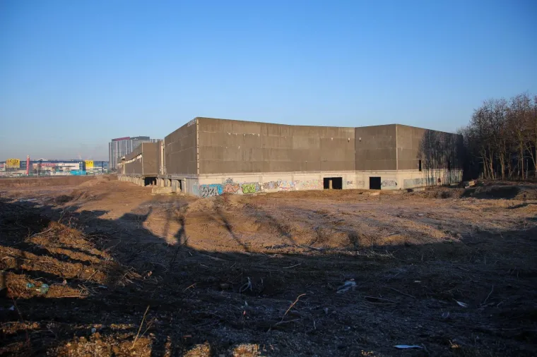 RUGLO NA KRAJU GRADA: Derutna zgrada u koju je trebao doći francuski trgovački div i dalje propada