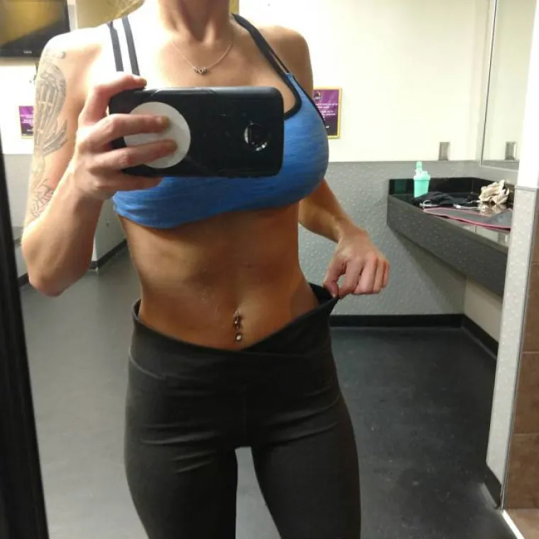 NJIHOVA ODJEĆA JE KAO PLAĆA: Prilično je oskudna, a rastežu je preko svake granice