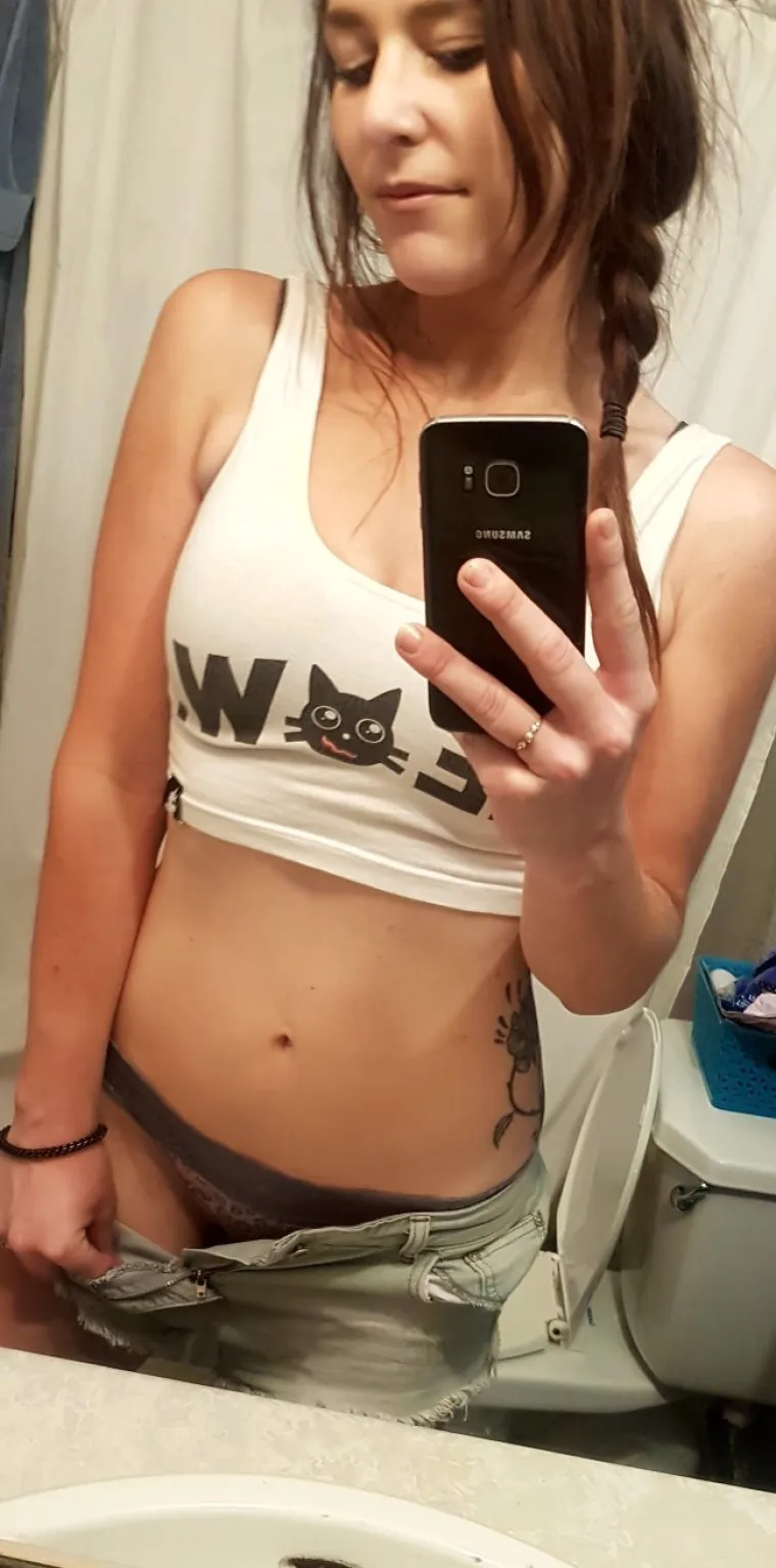 NJIHOVA ODJEĆA JE KAO PLAĆA: Prilično je oskudna, a rastežu je preko svake granice