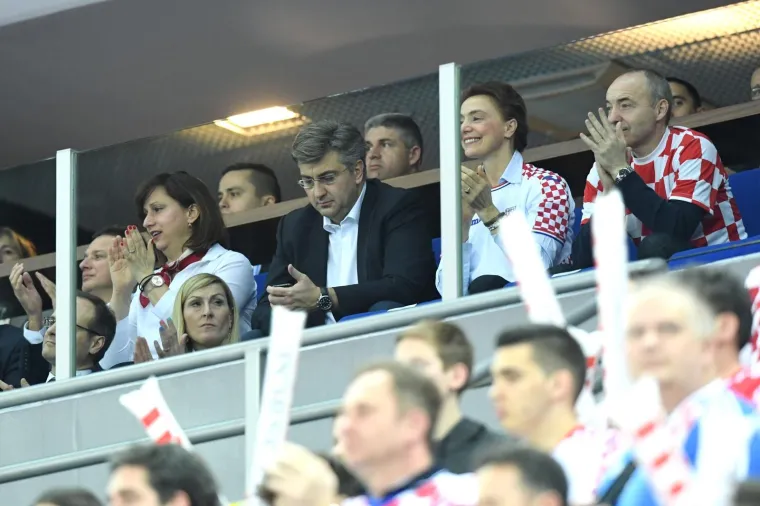 I POZNATE FACE NAPUNILE ZAGREBAČKU ARENU: Rukometni klasik s tribina gledali Plenković, Kolinda, Marić, Rimac...