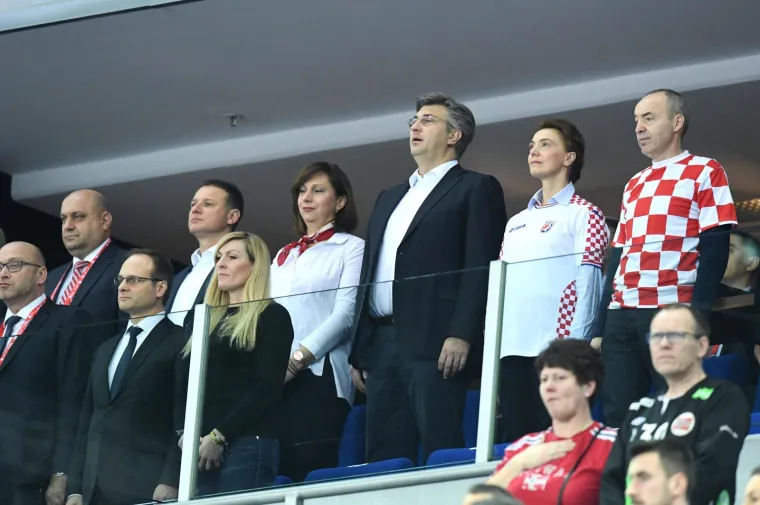 I POZNATE FACE NAPUNILE ZAGREBAČKU ARENU: Rukometni klasik s tribina gledali Plenković, Kolinda, Marić, Rimac...