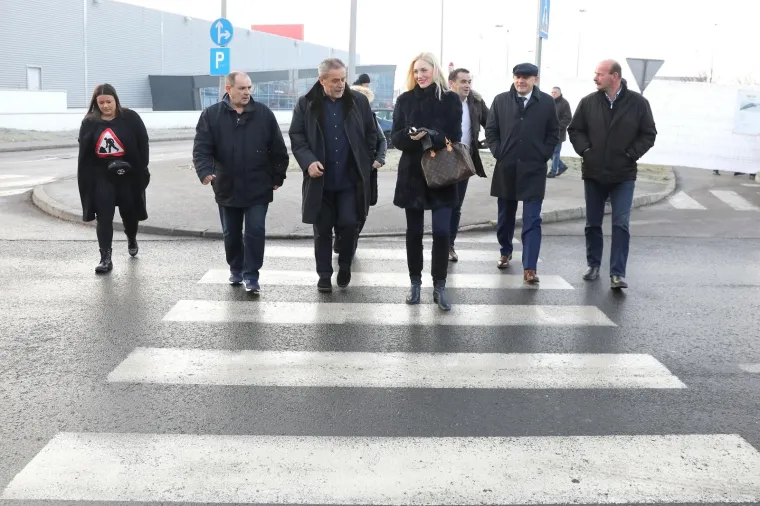 Bandiću jo&scaron; uvijek nije dovoljno toplo: u kontrolu radova na izgradnji tržnice Dolac do&scaron;ao u svom novom mercedesu