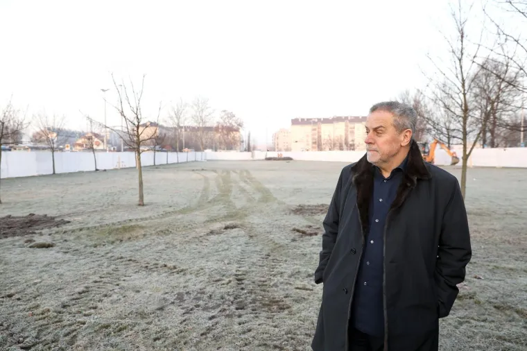 Bandiću jo&scaron; uvijek nije dovoljno toplo: u kontrolu radova na izgradnji tržnice Dolac do&scaron;ao u svom novom mercedesu